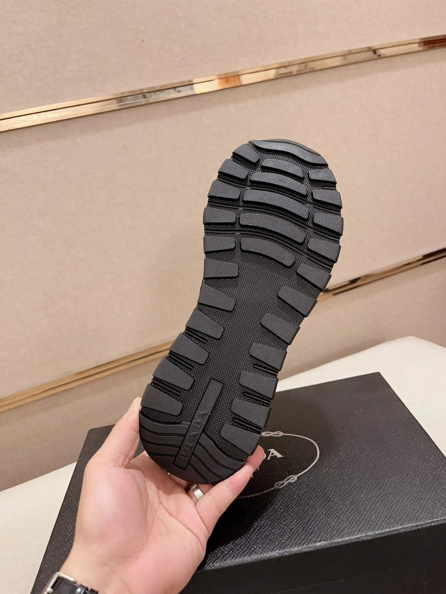 Men's shoes💰 540💰 ✔️✔️✔️Higher version High-quality new PRADA (Prada) counters are launched simultaneously. The new men's shoes and 😘fabric are made of selected first-layer cowhide ➕ breathable fabric technology. Lining: Full cowhide lining. 👍🏿 High-end ☄️ air-cushion molded anti-slip rubber outsole, exquisite lines, simple and elegant, comfortable and high-end for leisure travel. Code number: 38 to 44 (45 can be customized)